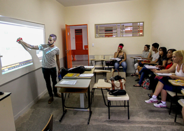 Pé-de-Meia deposita incentivo para estudantes nascidos em maio e junho nesta quarta-feira