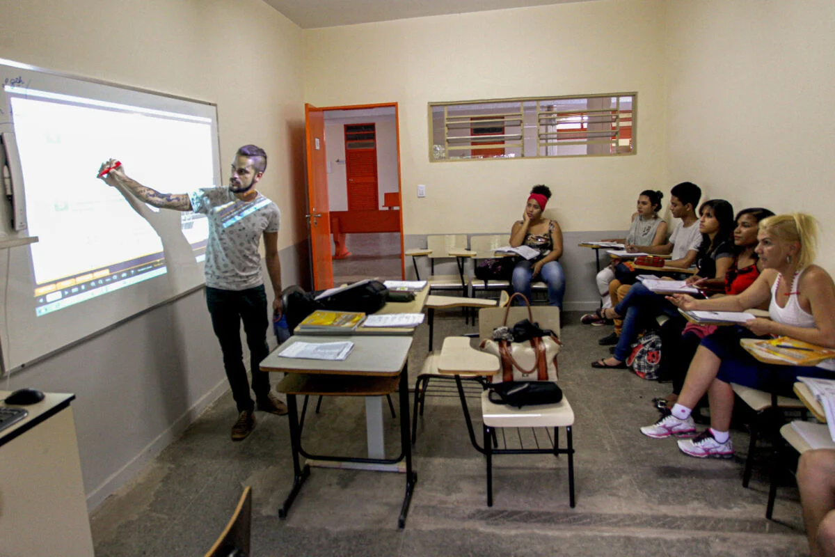 Pé-de-Meia deposita incentivo para estudantes nascidos em maio e junho nesta quarta-feira