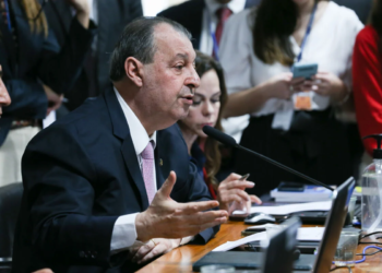 PEC que extingue a escala 6x1 avança no Senado com parecer favorável de Omar Aziz