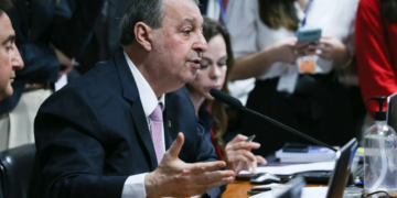 PEC que extingue a escala 6x1 avança no Senado com parecer favorável de Omar Aziz