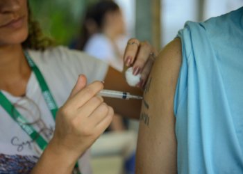 Postos de saúde abrem neste sábado para atualização da caderneta de vacinação infantil