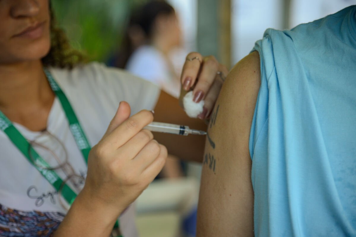 Postos de saúde abrem neste sábado para atualização da caderneta de vacinação infantil