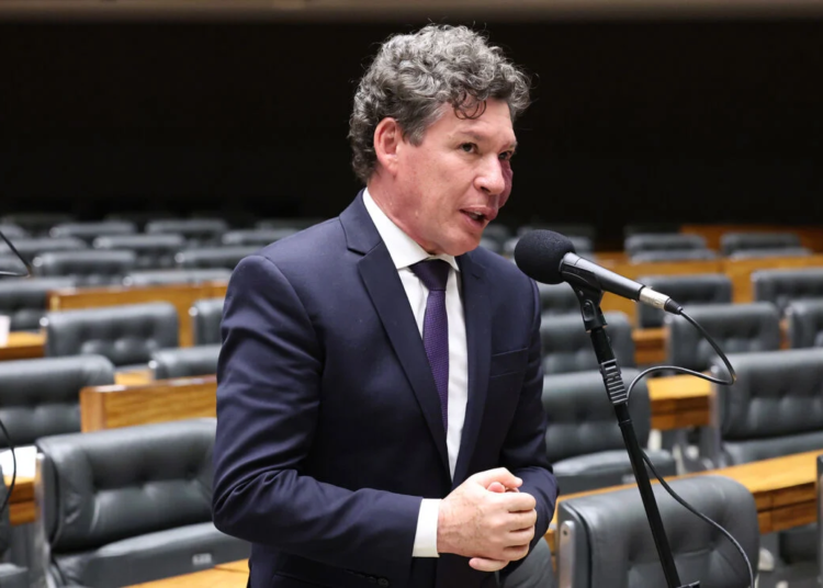 Reginaldo Lopes comandará comissão que avalia fim da taxa das blusinhas na Câmara