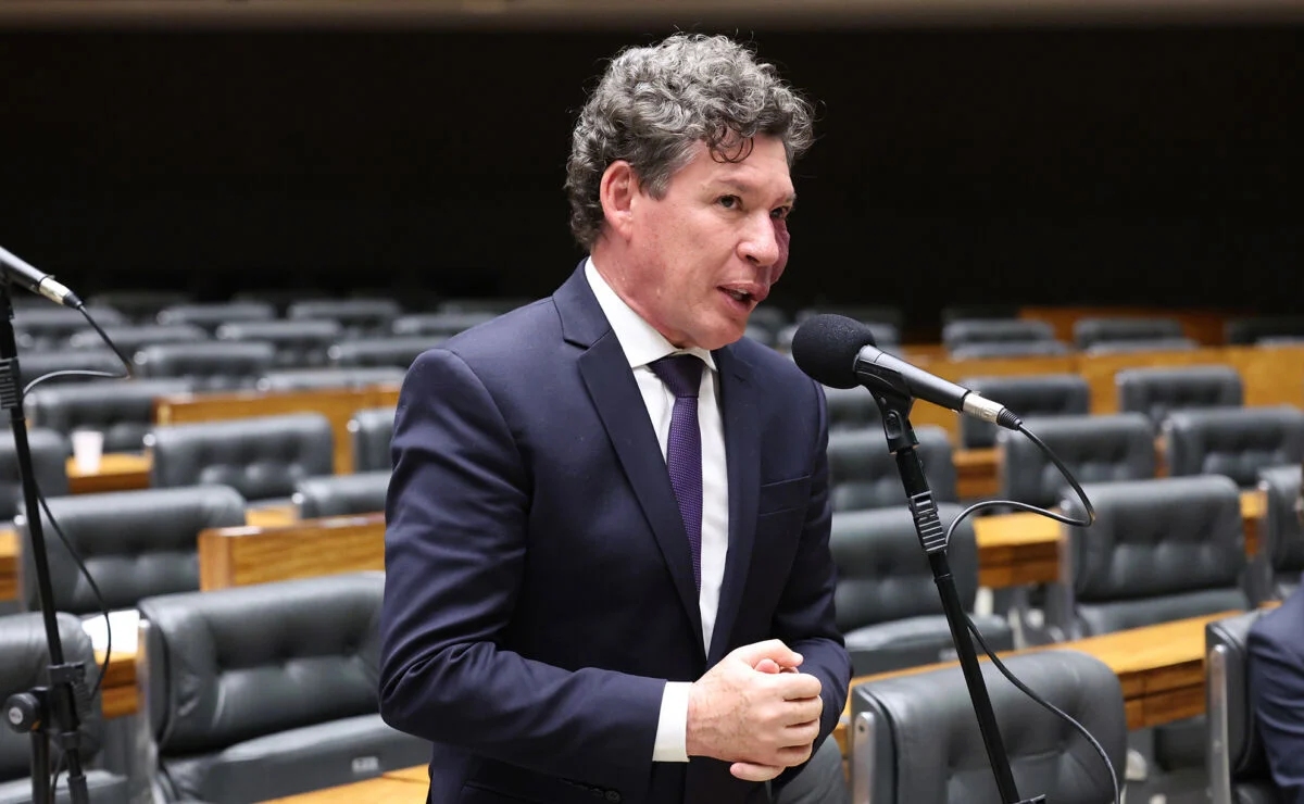 Reginaldo Lopes comandará comissão que avalia fim da taxa das blusinhas na Câmara
