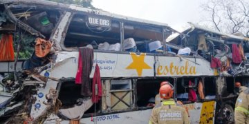 Tombamento de ônibus na BR-040 em Petrópolis deixa dez mulheres mortas e dezenas de feridos