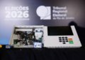 TRE-RJ desmonta urna eletrônica em público para provar inviolabilidade do sistema