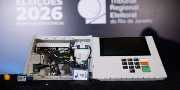 TRE-RJ desmonta urna eletrônica em público para provar inviolabilidade do sistema