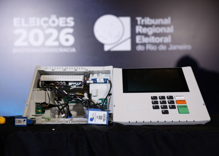 TRE-RJ desmonta urna eletrônica em público para provar inviolabilidade do sistema
