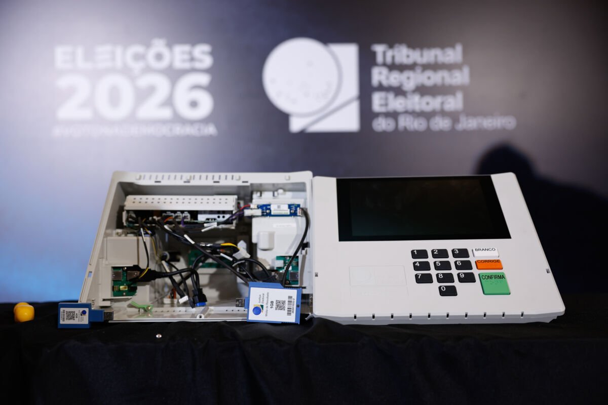 TRE-RJ desmonta urna eletrônica em público para provar inviolabilidade do sistema