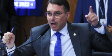 TSE recebe notícia-crime contra filiação irregular de Flávio Bolsonaro ao partido Missão