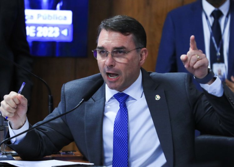 TSE recebe notícia-crime contra filiação irregular de Flávio Bolsonaro ao partido Missão