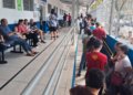Vacinação contra o sarampo gera longas filas nos postos abertos da capital paulista