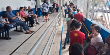 Vacinação contra o sarampo gera longas filas nos postos abertos da capital paulista