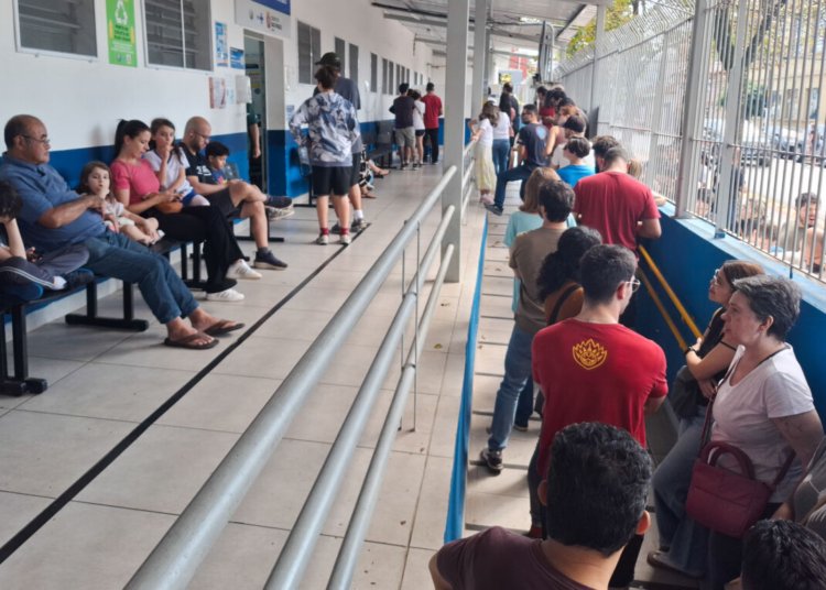 Vacinação contra o sarampo gera longas filas nos postos abertos da capital paulista