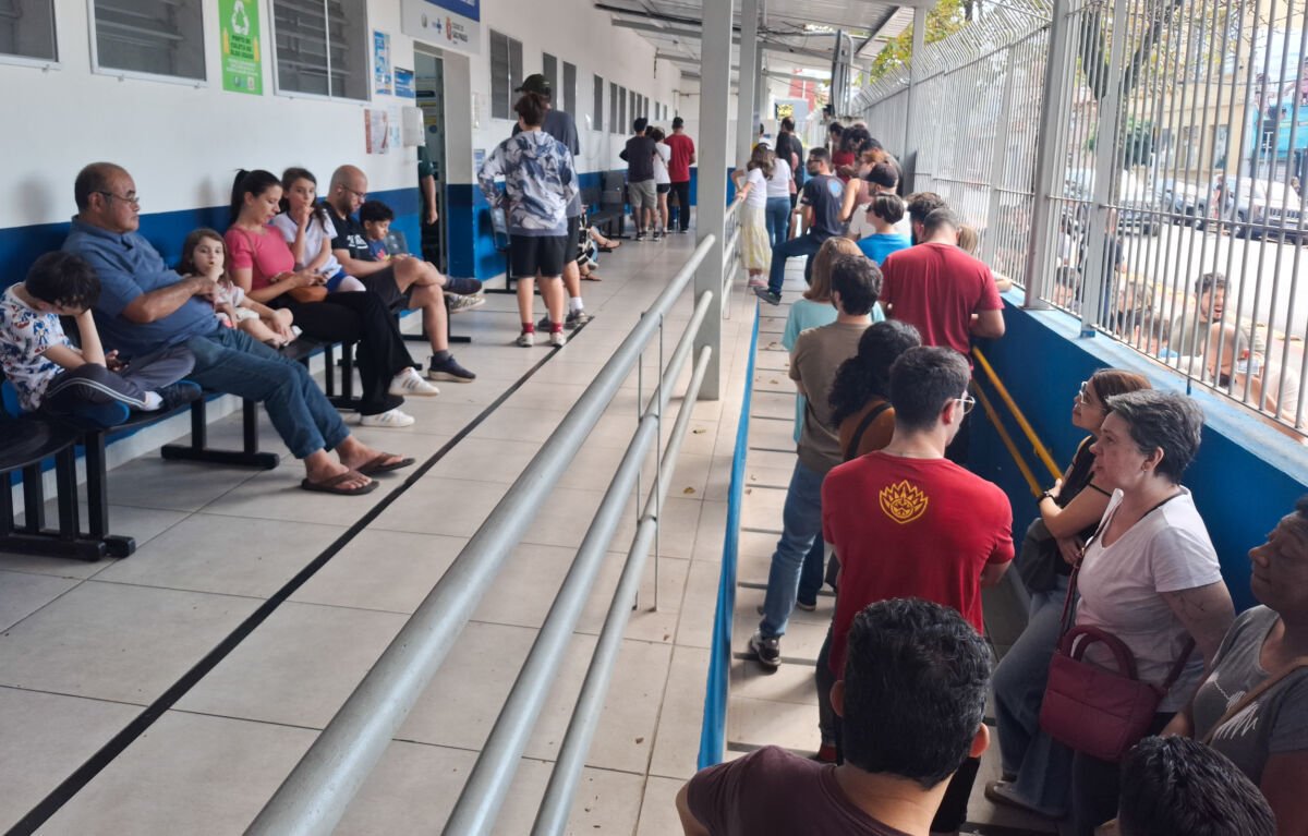 Vacinação contra o sarampo gera longas filas nos postos abertos da capital paulista
