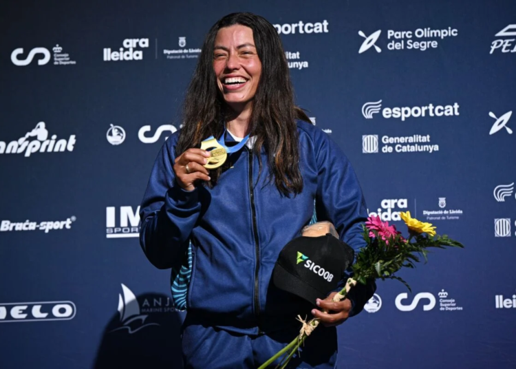 Ana Sátila conquista o ouro na etapa final da Copa do Mundo de canoagem slalom