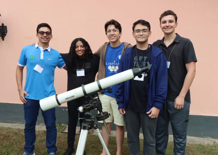 Biatriz Silva embarca para o Vietnã como única menina na delegação brasileira de astronomia