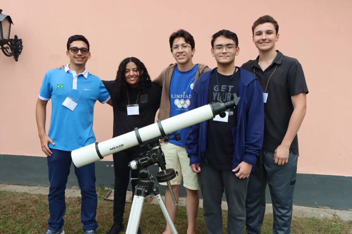 Biatriz Silva embarca para o Vietnã como única menina na delegação brasileira de astronomia