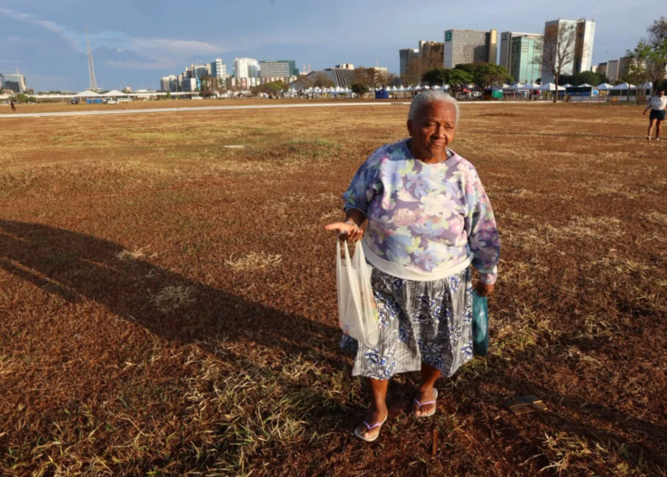 Brasília recebe multidão antes do amanhecer para o desfile do 7 de Setembro na Esplanada