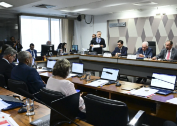 CCJ do Senado aprova PEC que estabelece o fim da jornada de trabalho 6x1 no Brasil