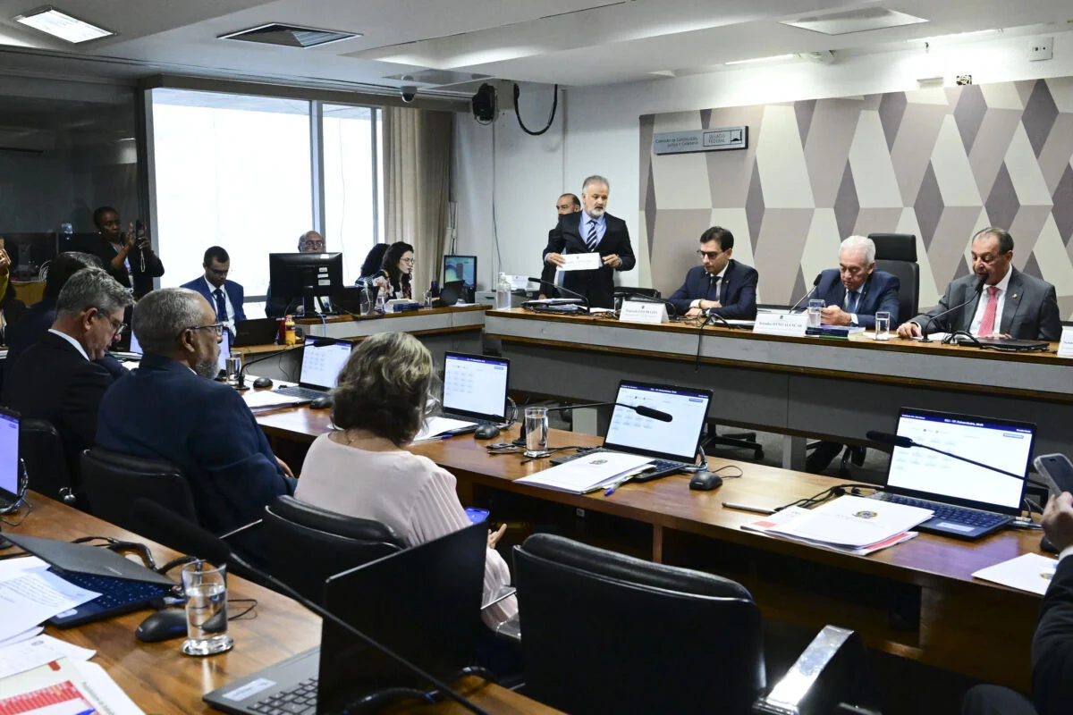 CCJ do Senado aprova PEC que estabelece o fim da jornada de trabalho 6x1 no Brasil