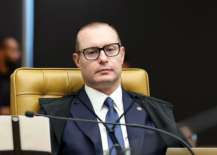 Cristiano Zanin dá 48 horas para Anatel explicar acesso à internet no período eleitoral