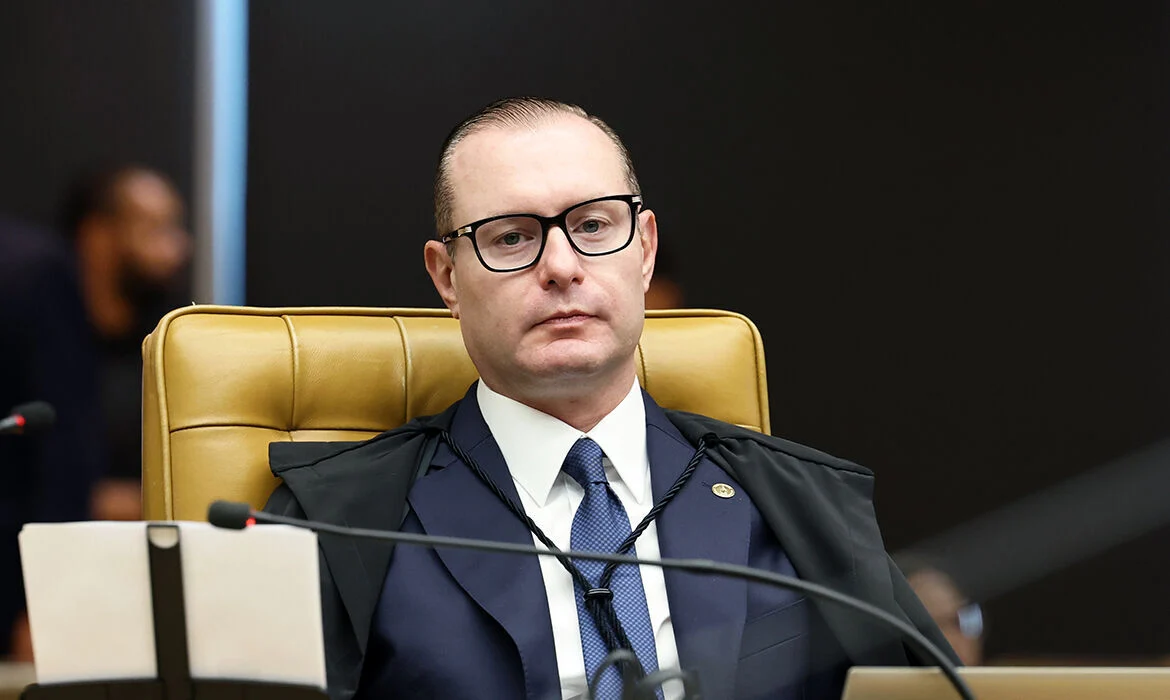 Cristiano Zanin dá 48 horas para Anatel explicar acesso à internet no período eleitoral
