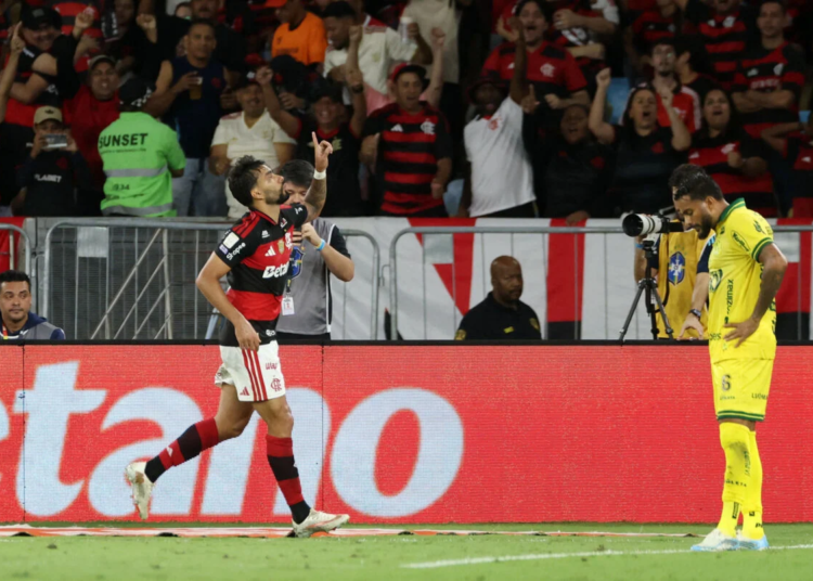 Flamengo reduz distância para o Palmeiras e reabre disputa pela ponta do Brasileirão