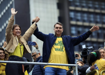 Flávio Bolsonaro aposta em choque liberal e endurecimento penal para o país