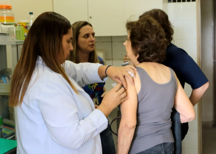 Idosos a partir de 85 anos passam a receber a vacina pneumocócica 20 no SUS