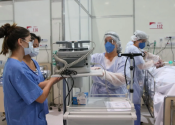 Médicos de UTIs no Brasil enfrentam níveis críticos de esgotamento emocional e burnout
