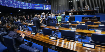 Omar Aziz articula rito acelerado para levar o fim da escala 6x1 ao plenário do Senado
