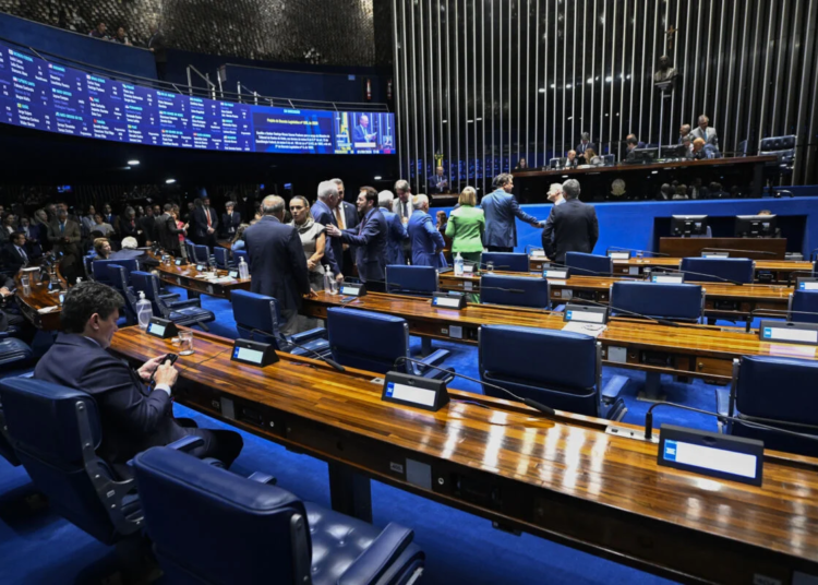 Omar Aziz articula rito acelerado para levar o fim da escala 6x1 ao plenário do Senado