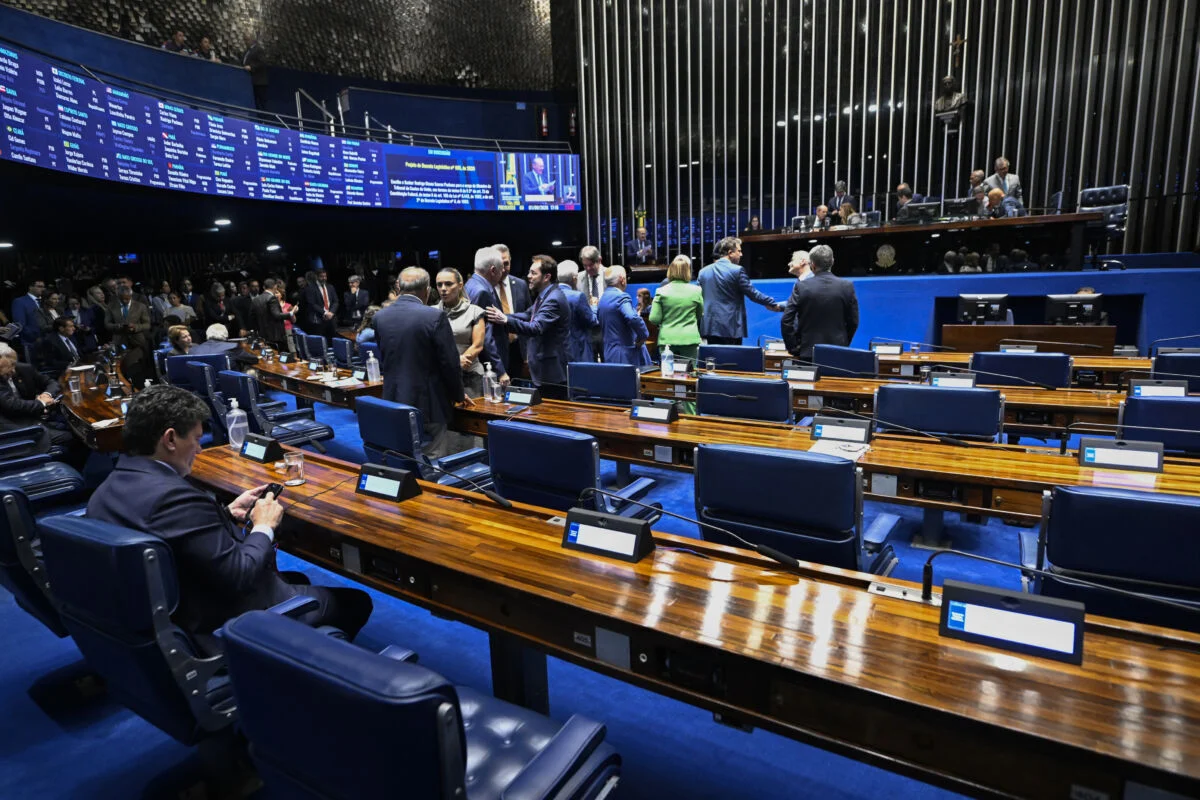 Omar Aziz articula rito acelerado para levar o fim da escala 6x1 ao plenário do Senado
