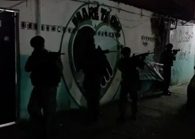 Operação policial no Complexo da Maré resulta em três mortes e apreensão de armamento pesado