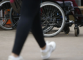 Trabalhadores com deficiência ganham 30% menos que profissionais sem deficiência no Brasil
