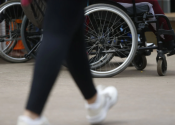Trabalhadores com deficiência ganham 30% menos que profissionais sem deficiência no Brasil