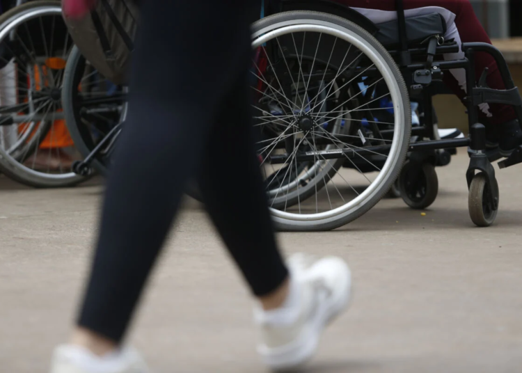 Trabalhadores com deficiência ganham 30% menos que profissionais sem deficiência no Brasil