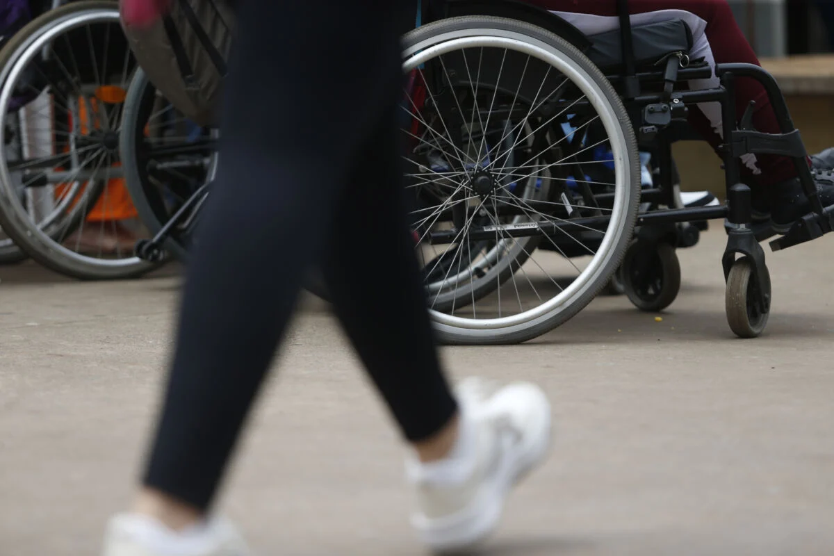 Trabalhadores com deficiência ganham 30% menos que profissionais sem deficiência no Brasil