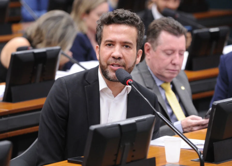 André Janones contesta decisão do TSE que suspendeu canal ligado à campanha de Lula