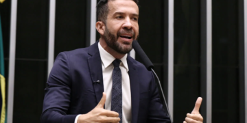 André Janones é internado em UTI de São Paulo após apresentar quadro de arritmia cardíaca