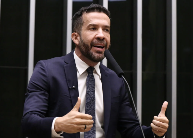 André Janones é internado em UTI de São Paulo após apresentar quadro de arritmia cardíaca
