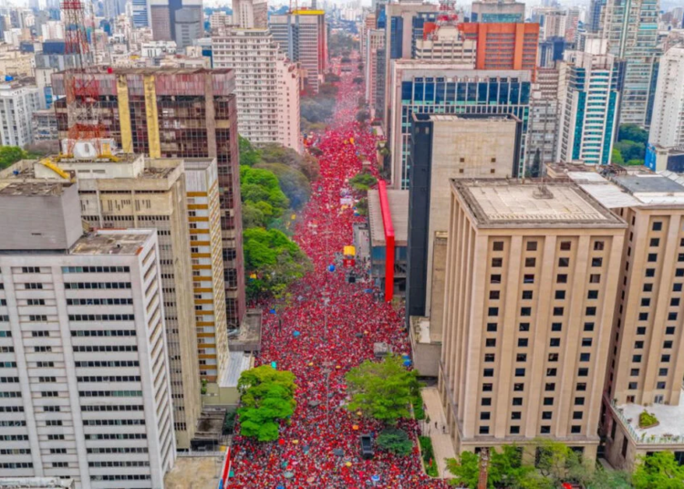 Avenida Paulista recebe multidão em ato pela reeleição do presidente Lula neste domingo