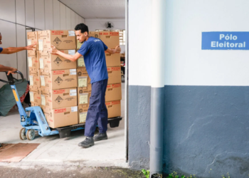 Cabine de votação tem regras rígidas para entrada de crianças e acompanhantes
