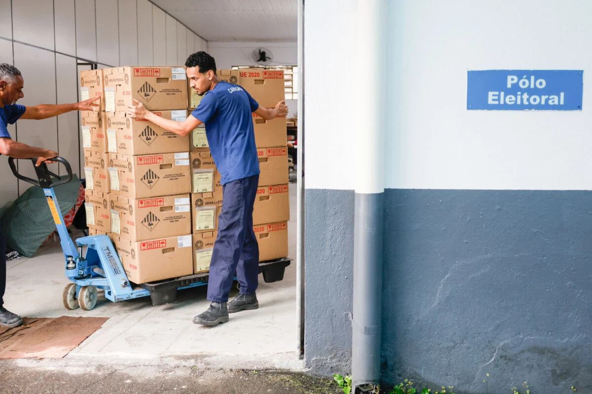 Cabine de votação tem regras rígidas para entrada de crianças e acompanhantes
