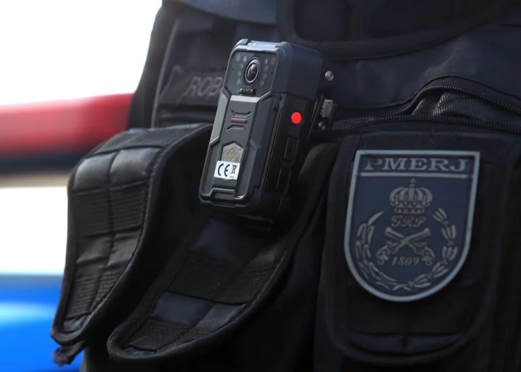 Câmeras corporais da polícia falham em chegar aos tribunais segundo estudo