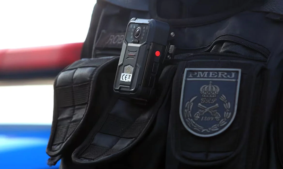 Câmeras corporais da polícia falham em chegar aos tribunais segundo estudo