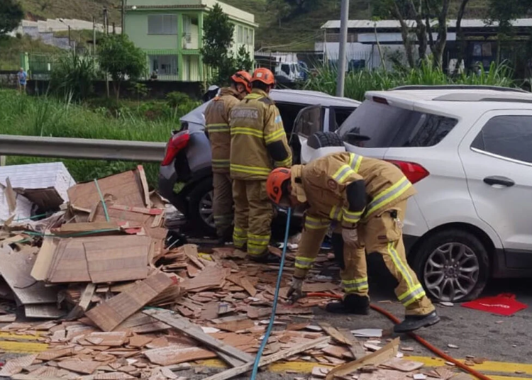 Colisão na BR-393 em Barra do Piraí resulta em cinco mortes e interrupção do tráfego