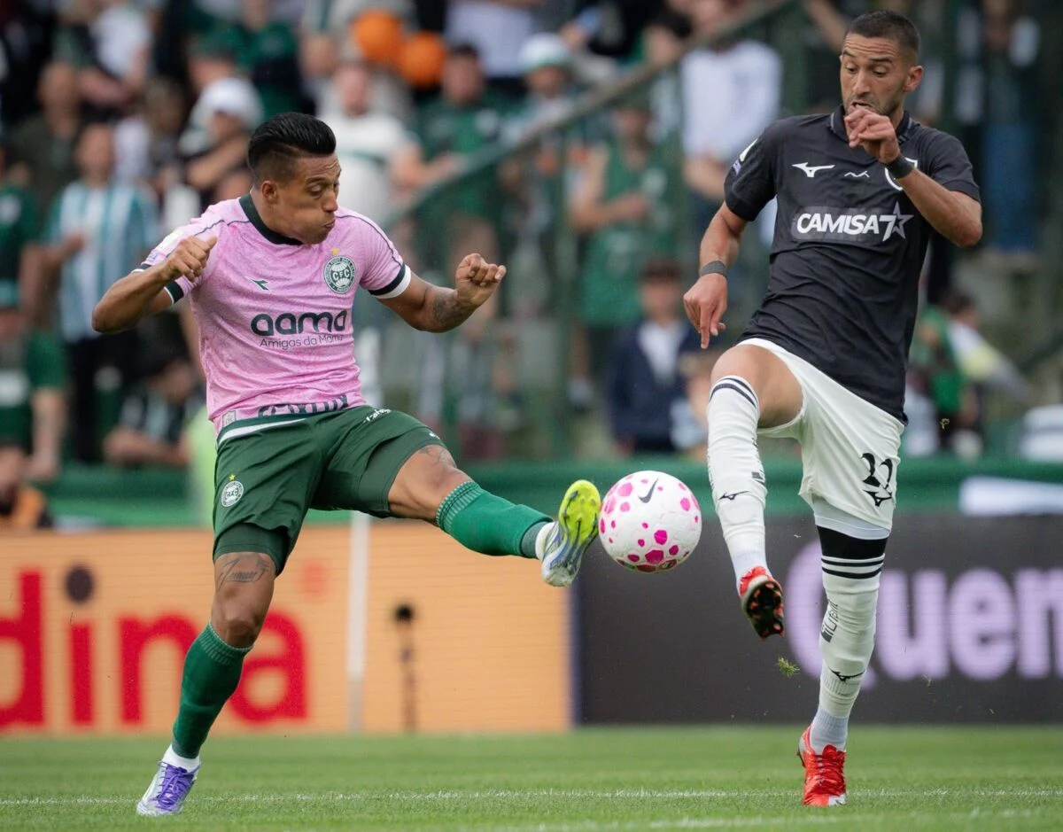 Coritiba e Botafogo estendem sequência de tropeços e empatam em duelo no Couto Pereira
