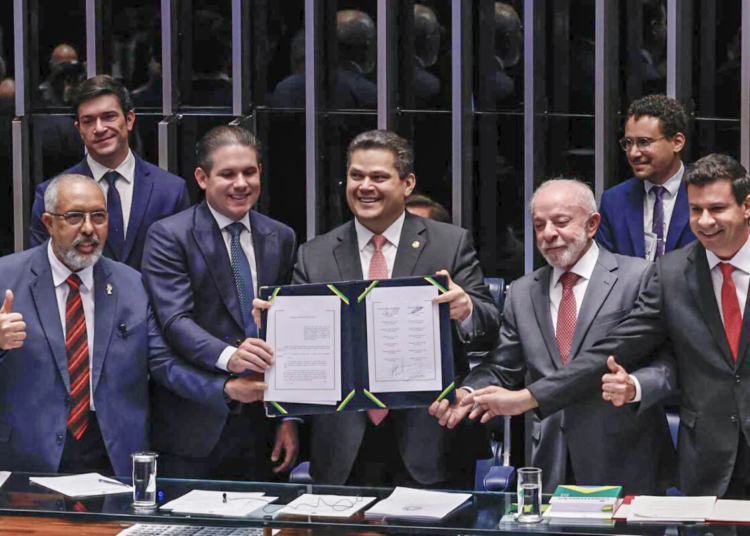Davi Alcolumbre altera rito do Congresso e acelera aprovação da jornada 5x2 de Paulo Paim